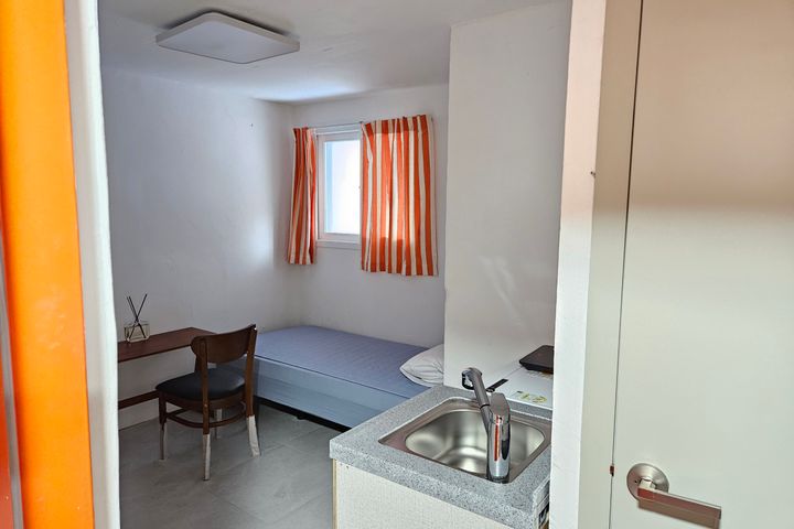 Clean studio apartment in a triple station ar 3th image