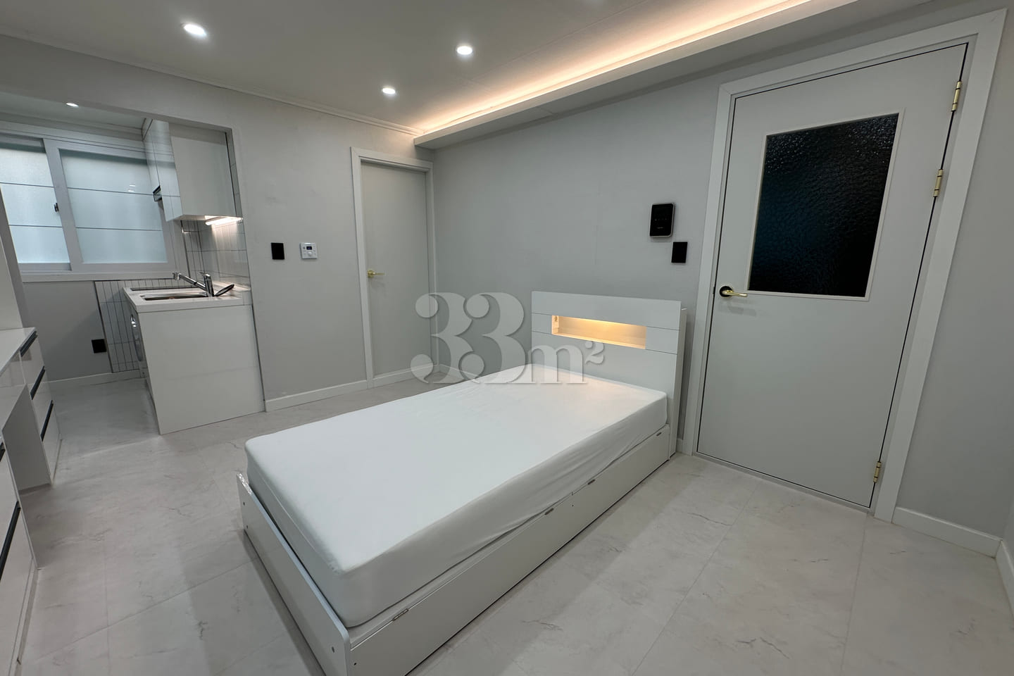 Hotel-style White Room Fully Furnished 5th image