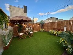 Steps from the station, charming private yard 18th image