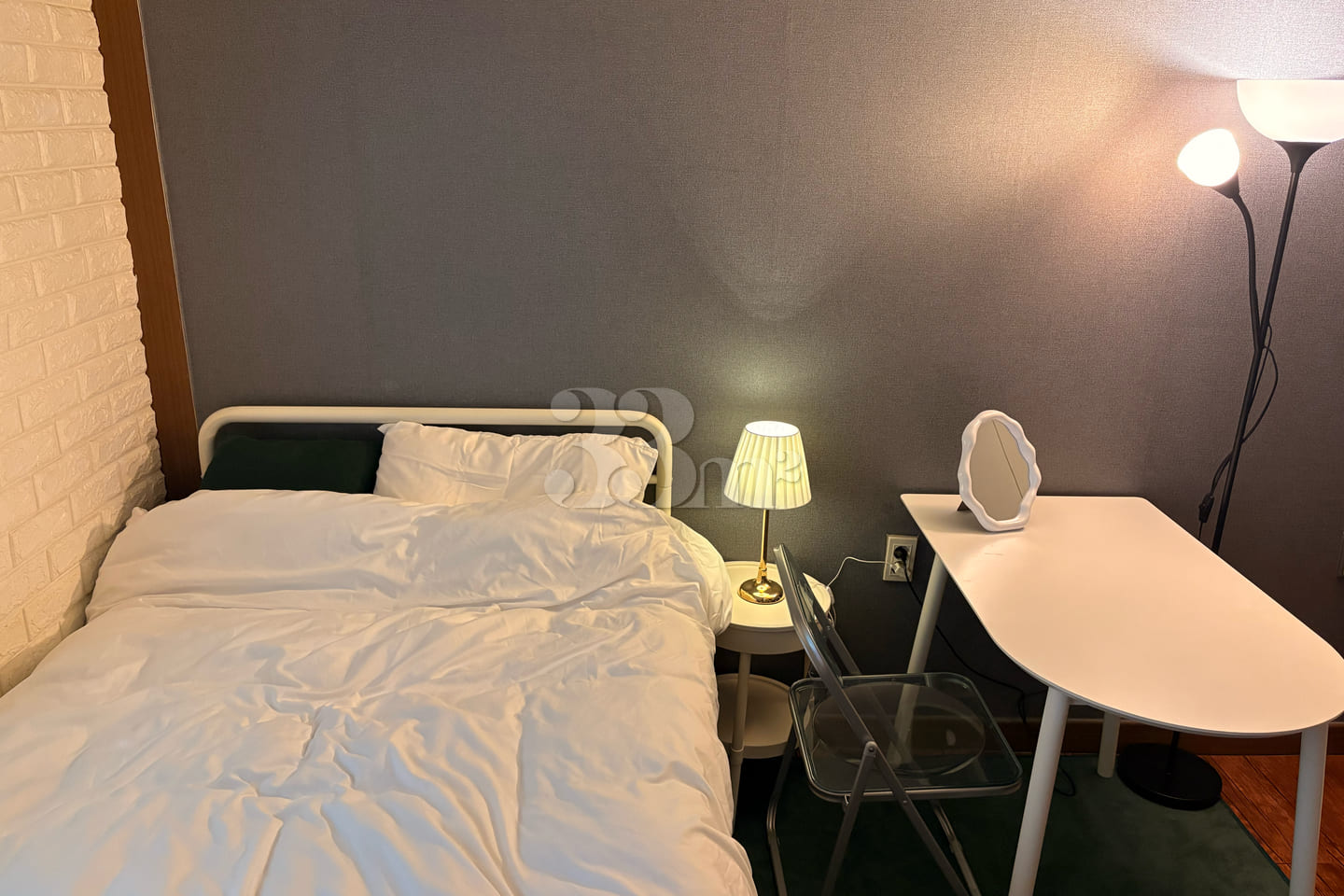 A pleasant room right next to the subway stat 2th image