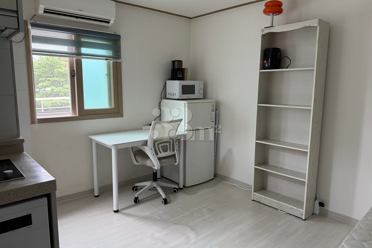 Studio apartment with a terrace near the back 1th image