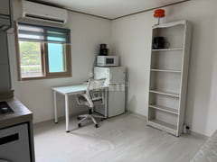 Studio apartment with a terrace near the back 1th image
