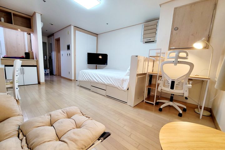 🤵 High-rise view near Sinchon Station (Unit 0th image