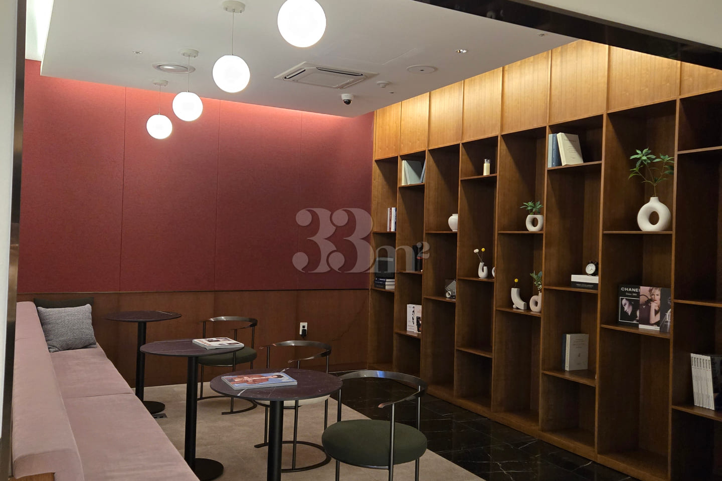 High-end hotel-style suite 10th image