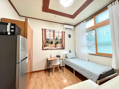 Accommodation with great natural light in Yeo 0th image