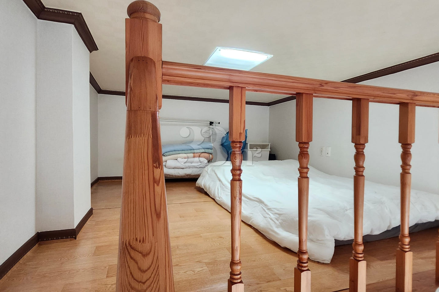 Spacious, bright, and quiet duplex 11th image