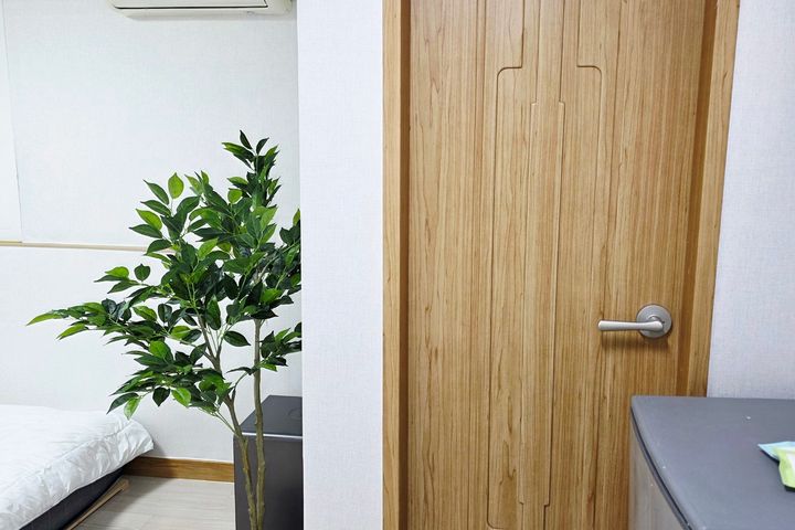 A room with excellent transportation links an 4th image