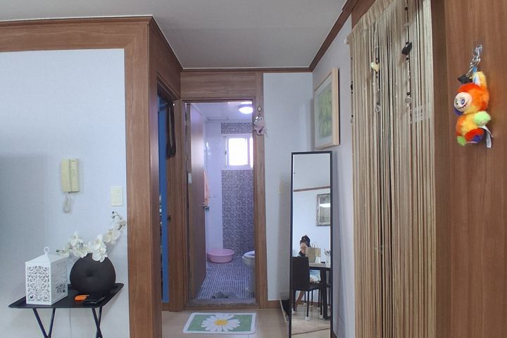 넓은 거실에 킹침대 8번째 이미지