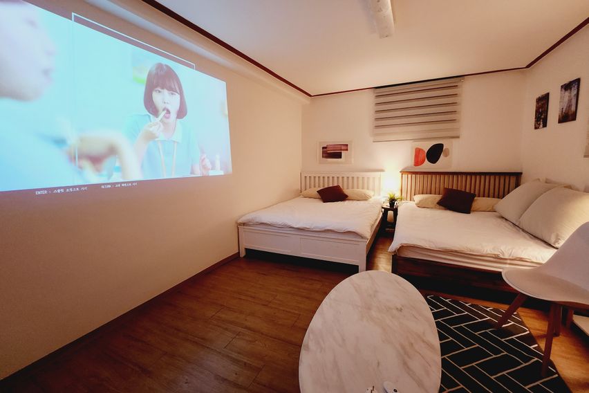 #8신촌홍대2룸3퀸침대