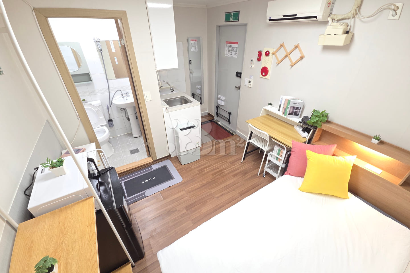 Standard Interior-Facing Room B 0th image