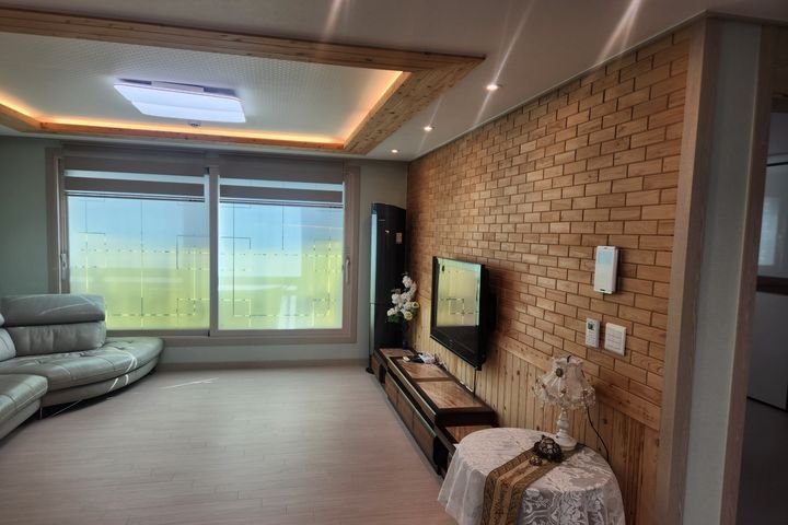 Gaom Modern South-Facing Fully Furnished Thre 1th image