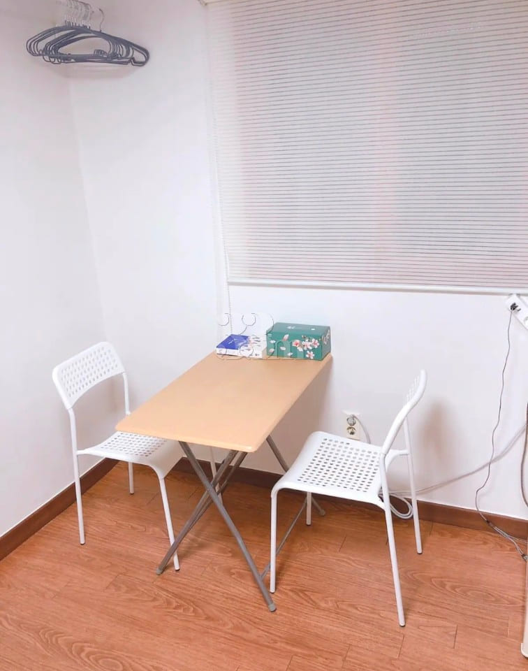 Room 203 4th image