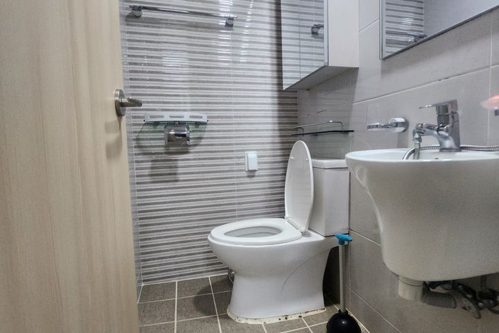 3-bedroom, 2-bathroom apartment near the subw 5th image