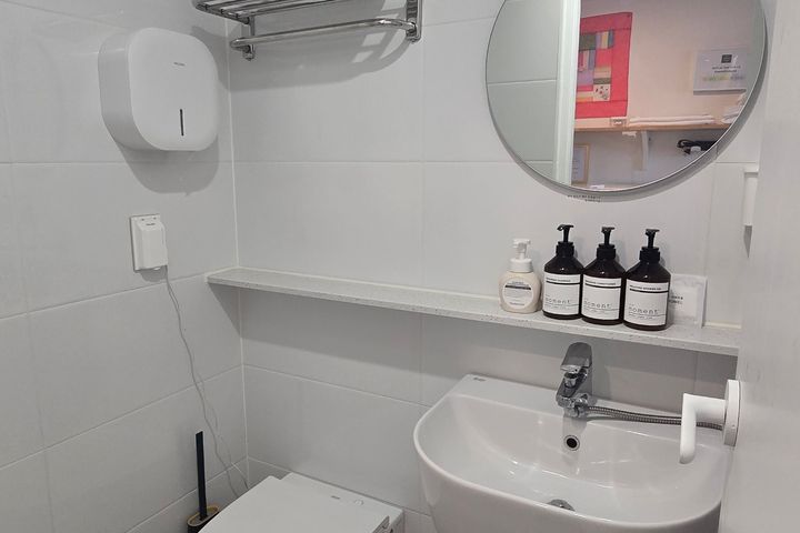 Room 302 7th image