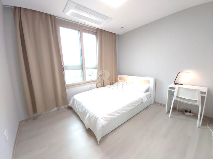 Newly built 3-room unit with 2 bathrooms near 4th image