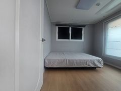 Clean Gaebong-dong unit with a small terrace 6th image