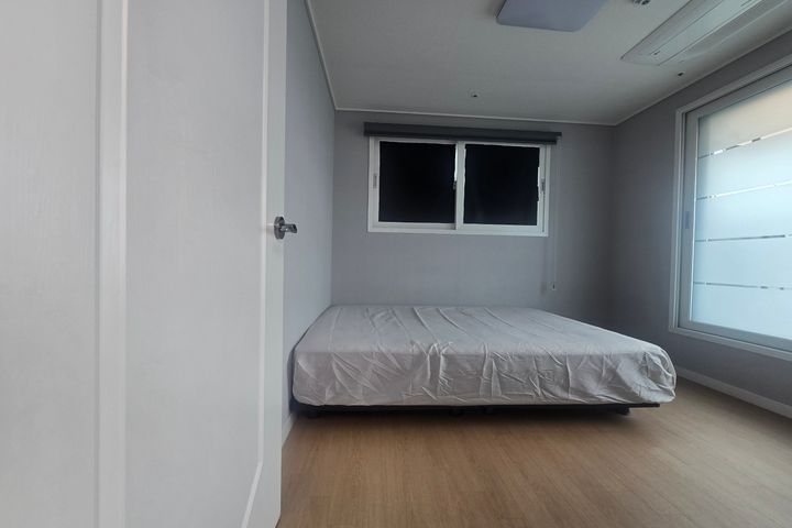 Clean Gaebong-dong unit with a small terrace 6th image