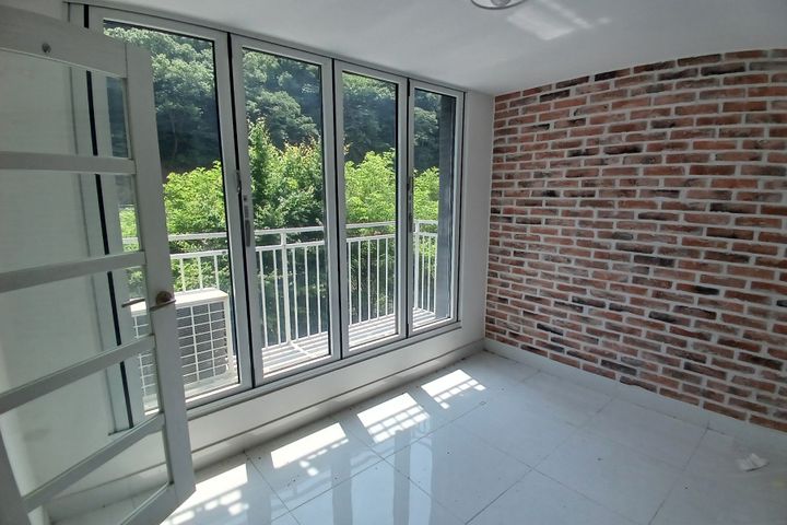 산과 계곡이 흐르는 집 6번째 이미지