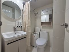 Fully furnished, renovated, 5th floor with el 7th image