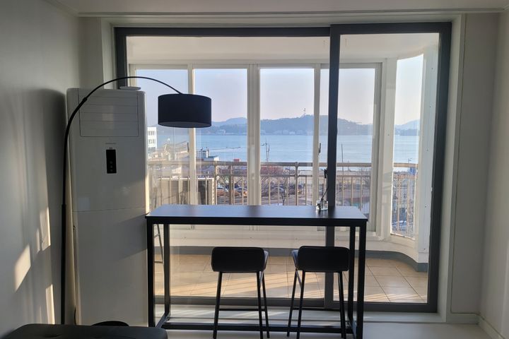 3-bedroom apartment with an ocean view 0th image
