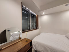 Hotel-quality double bed, suitable for 2 peop 8th image