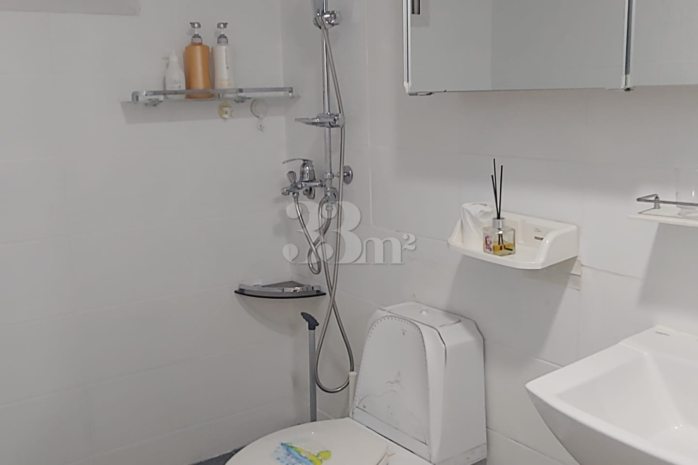 Quiet home with 3 bedrooms and 2 bathrooms 6th image