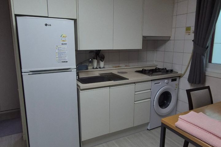Spacious and quiet room near Sinsa Station 3th image