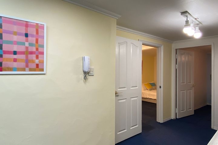 5 minutes from Sinchon Station / 1st floor, p 5th image