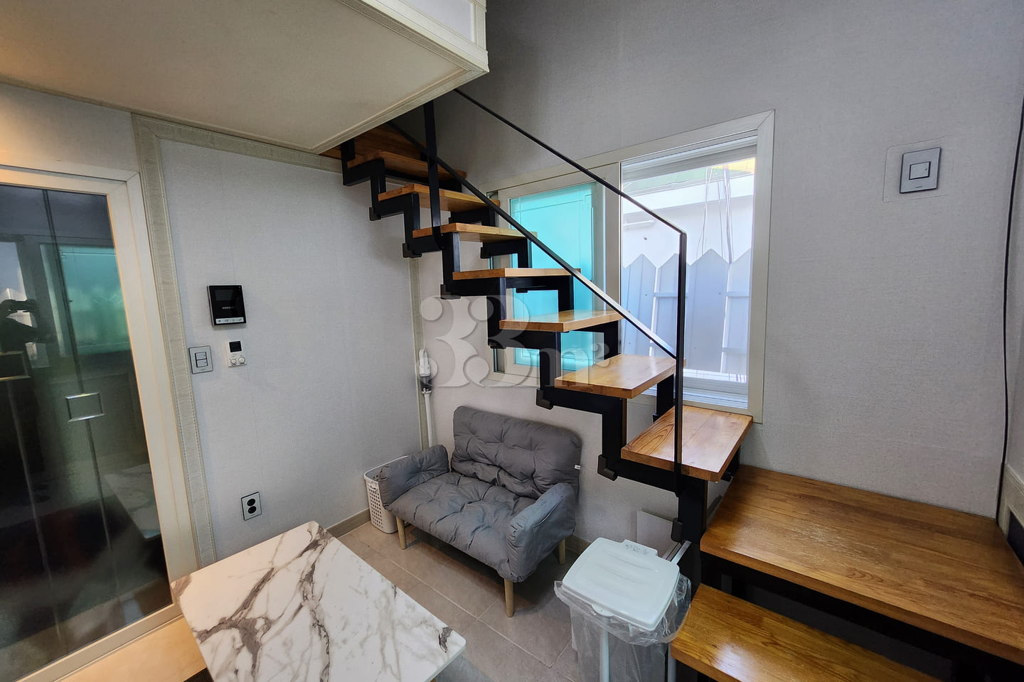 Clean duplex on Gallidan Street 3th image