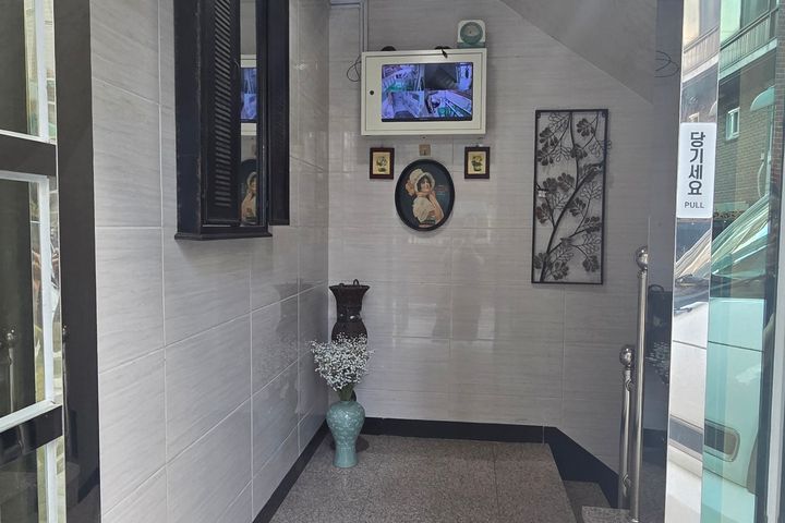 Room 203 6th image