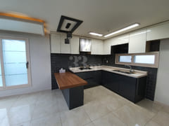 Clean and conveniently located (302) 0th image
