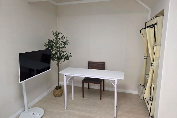 A room near the university campus 3th image