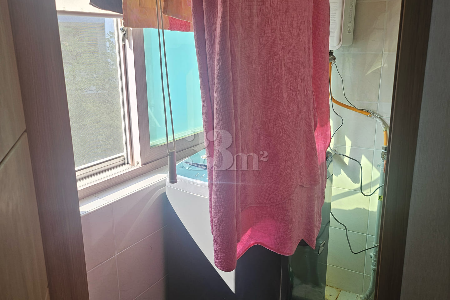It is a studio apartment with a kitchen. 8th image