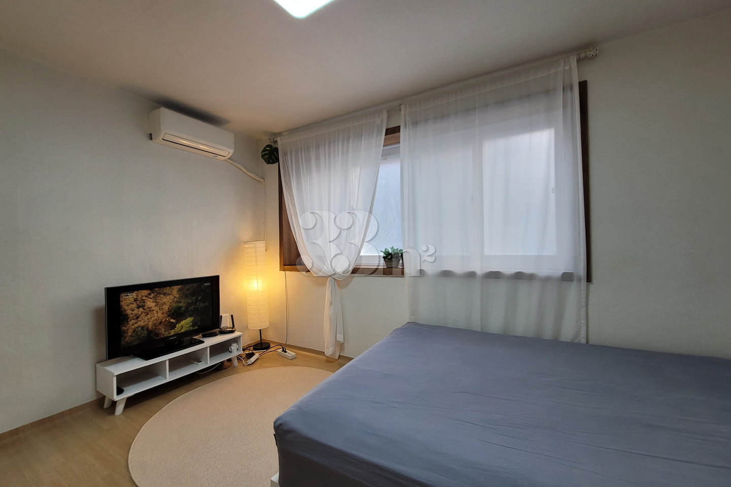 4. Fully renovated, 2 rooms with good natural 13th image