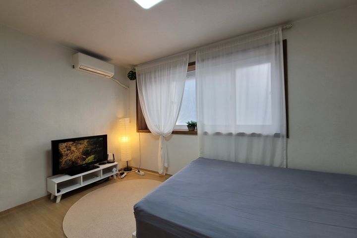 4. Fully renovated, 2 rooms with good natural 13th image