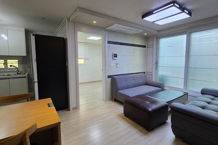 Clean two-room apartment near Yeonsinnae Stat 2th image