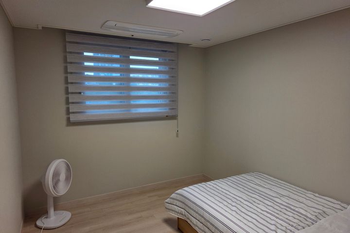 State-of-the-art apartment with a view of Bus 19th image