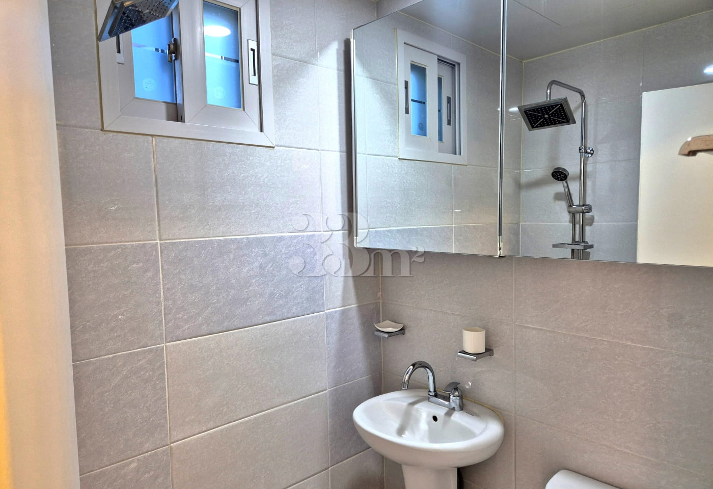 ❤️ Sunny, newly built unit with windows on tw 11th image