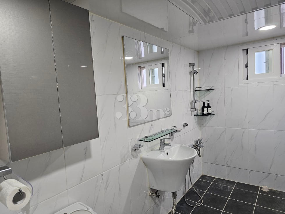 A lovely, well-appointed home 19th image