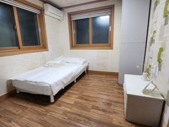 Comfortable, fully furnished 3-room unit 6th image
