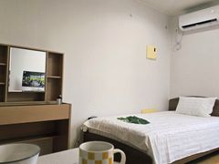 Spacious Room (Sleeps 3) > 1 Minute from Term 8th image