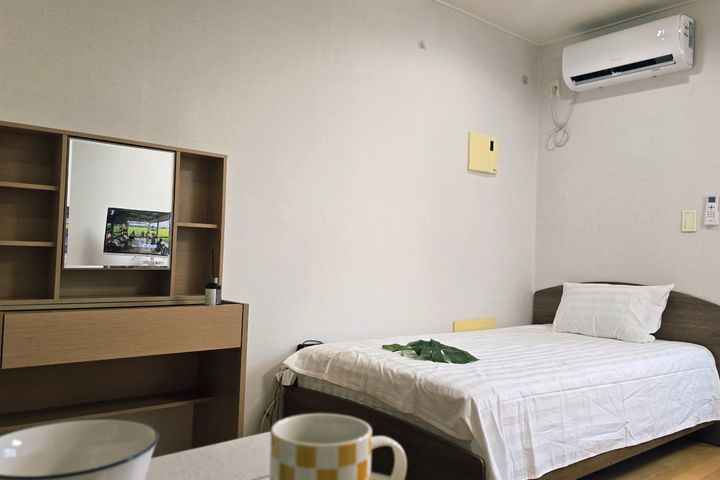Spacious Room (Sleeps 3) > 1 Minute from Term 8th image