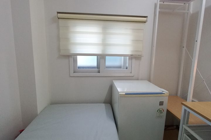 Room with a clean window near Sadang Station 1th image