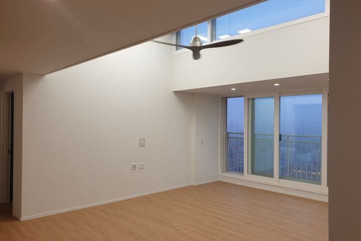 Apartment just a 5-minute walk from Janggi St 0th image