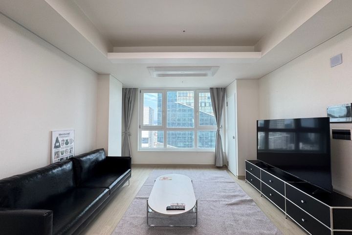 Newly remodeled, fully furnished, 3 rooms 4th image