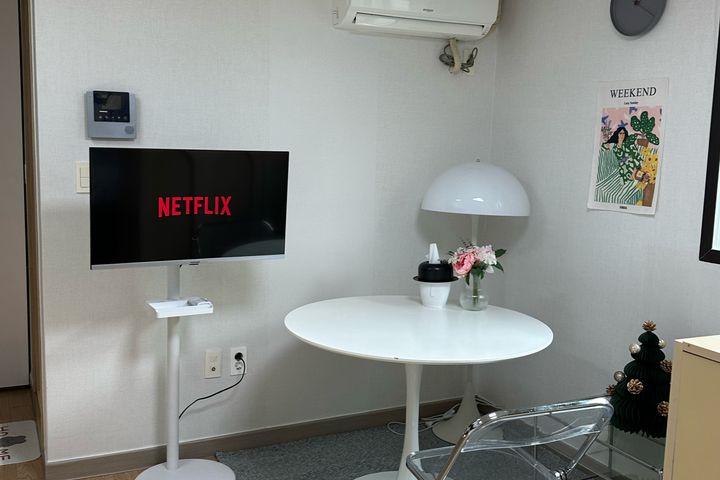 Pleasant, fully-furnished studio apartment ne 2th image