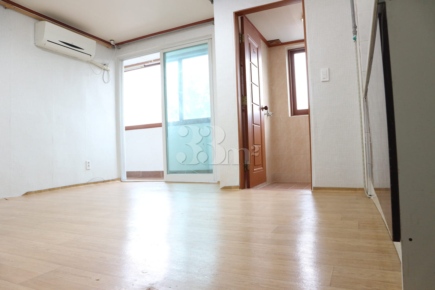 Sun-drenched Two-Room Unit 8th image