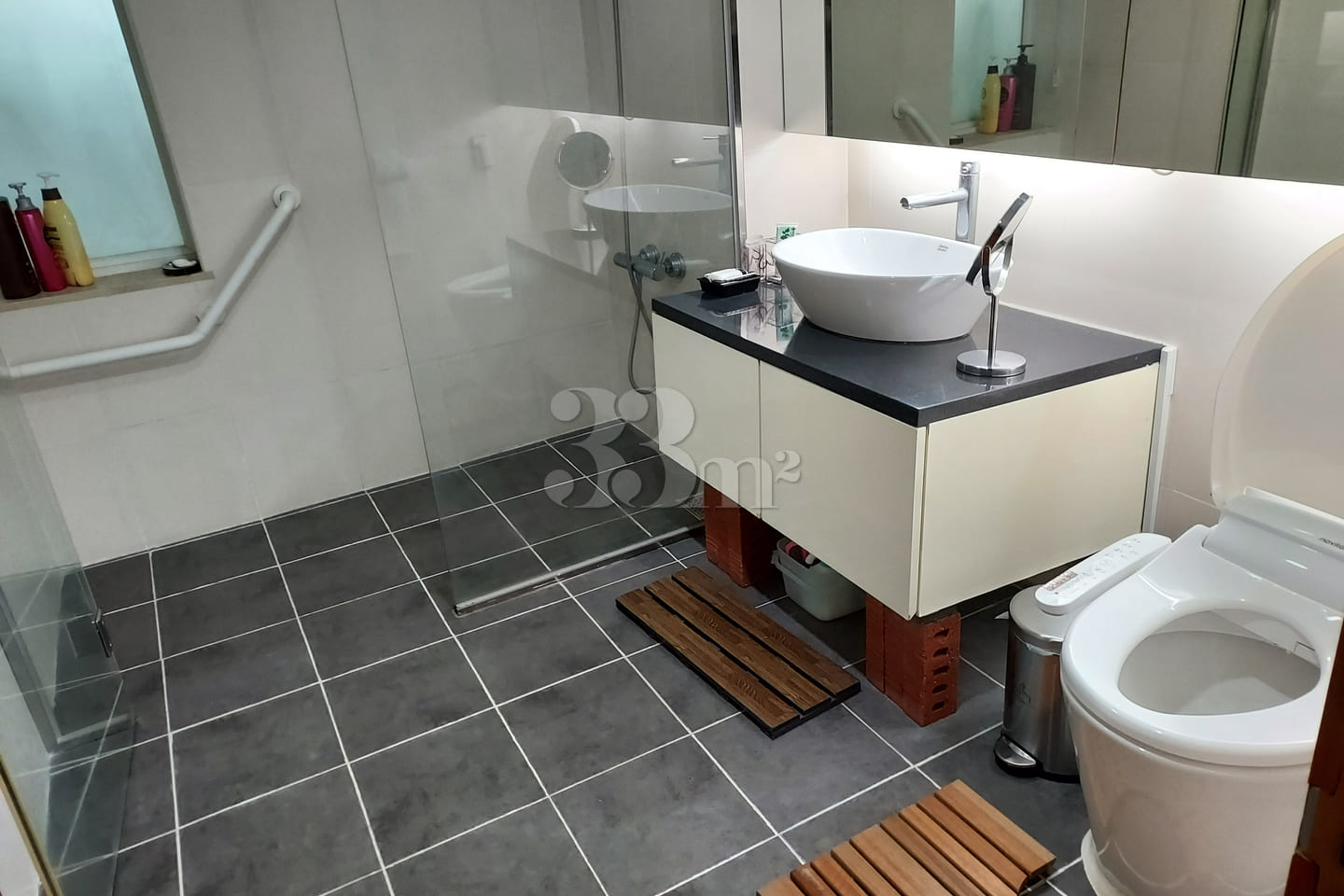 Three-bedroom apartment with full options in 18th image