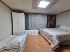 Yujin's spacious rooftop room 4th image