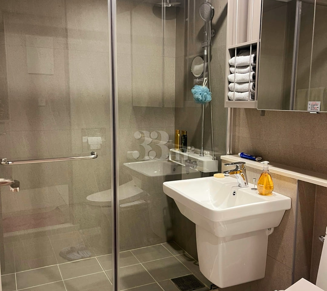 Near airport / Sleeps up to 4 / Newly built, 6th image